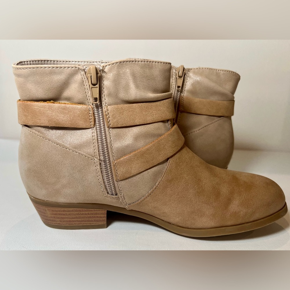 Kenneth Cole Gold Logo Women’s Size 5 Ankle Boot Two Tone Low Heel - Picture 4 of 9